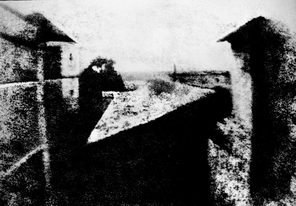 Вид из окна на Ле Грас — первая в мире фотография