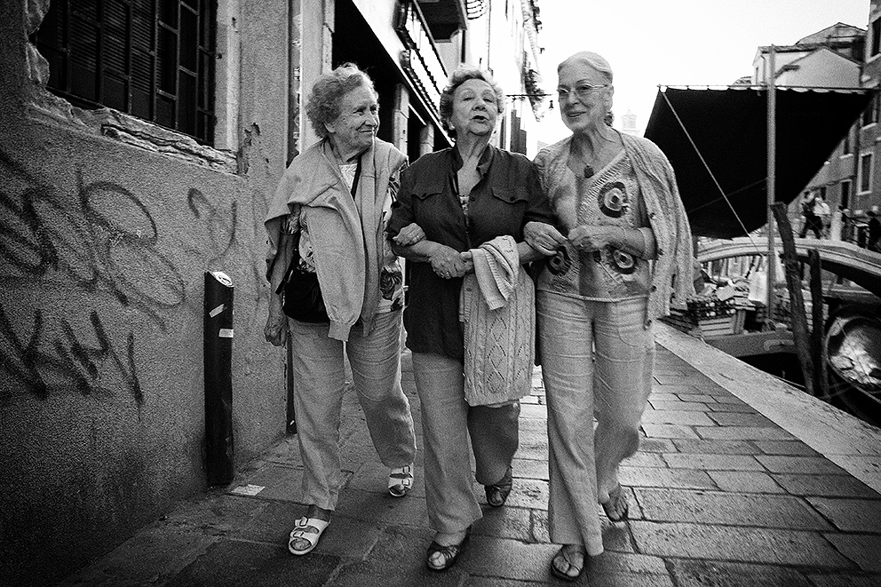 Три венецианских дамы. Съемка от бедра. Уличная фотография